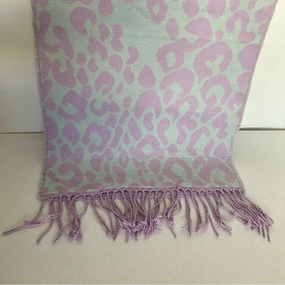Steve Madden Reversible Leopard Print Scarf Lavender Mint With Fringe - Picture 7 of 11